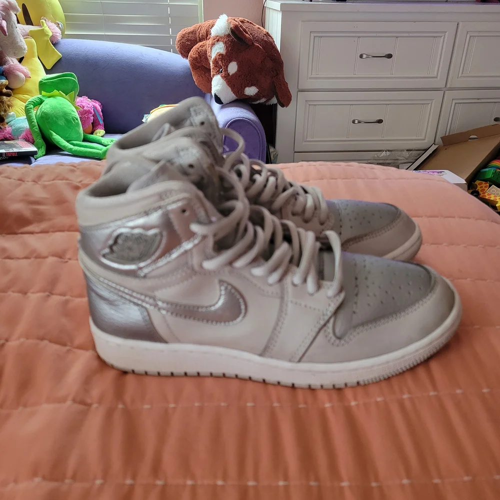 Nike Kids Silver and Gray High-Top Jordan 1s Size: 3.5Y - Picture 3 of 7